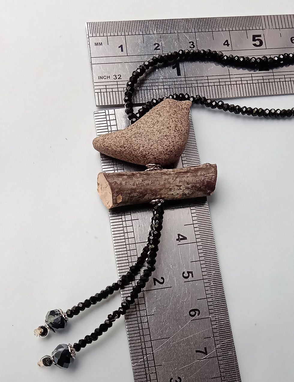 Miniatura: colar curto em cristal 2mm preto passarinho em cerâmica e tronco de madeira, ateliê fases nova presentes online, bijuterias