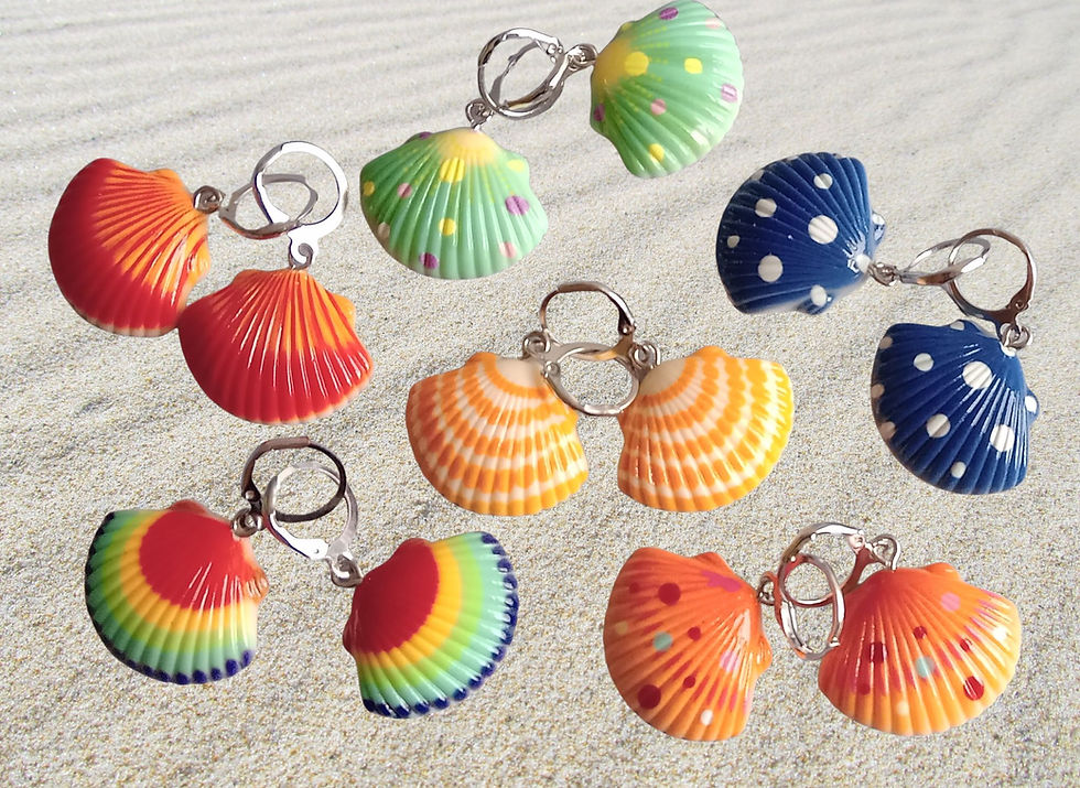 brincos com conchas do mar em resina pintada, ateliê fase nova, presentes online, brincos diferentes, brinco de conchas, biju