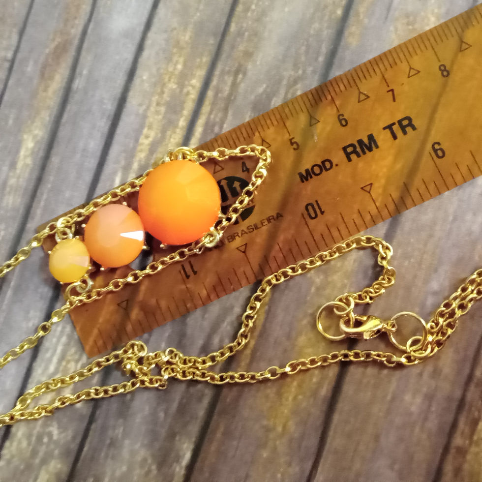 Miniatura: colar curto em corrente dourada com pingente em resina cor de laranja, atelie fase nova, colar curto meu sol, biju dourada