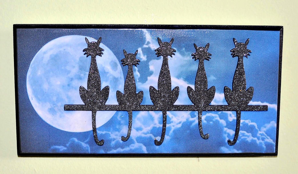 Gatinhos em quadro pequeno de madeira