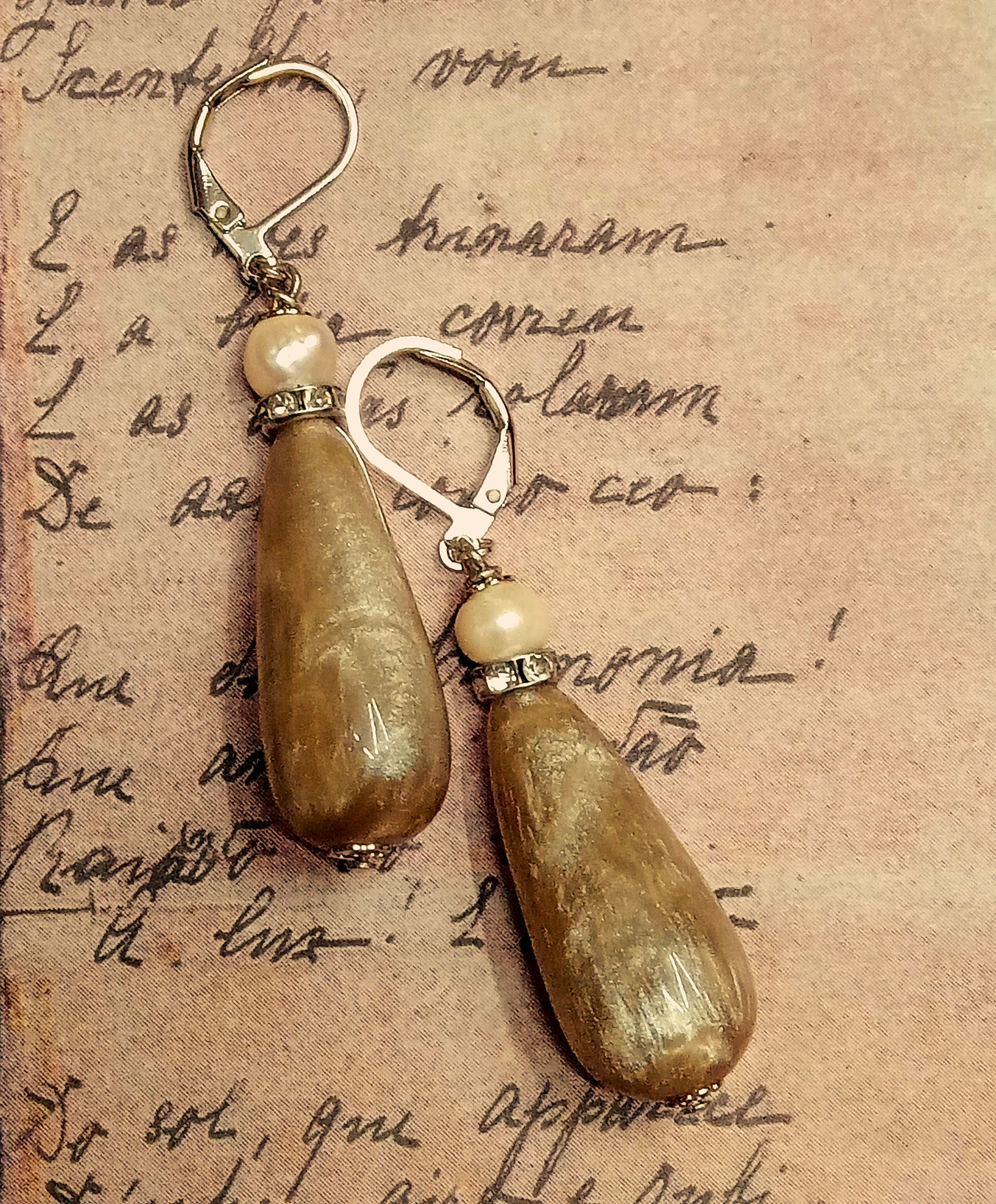 brinco em gota areia do mar, brinco com gota de resina, Ateliê Fase NOva, bijuterias da moda, brincos, presentes online, biju