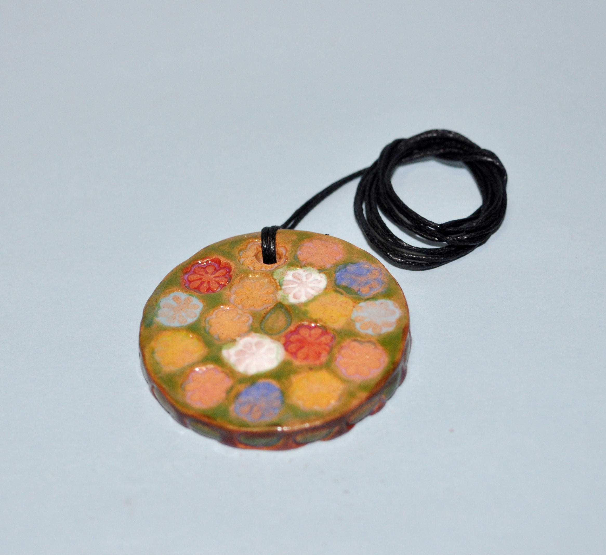 a bela primavera, pingente, colar em cerâmica, cordão com pingente, cerâmica artesanal, artesanatos, craft, bijuterias