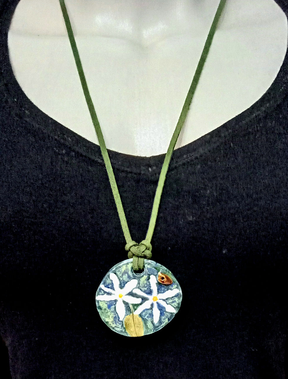 Miniatura: colar com jasmim e micro passarinho com pintura a ouro, cerâmica e ouro, colar Jasmim encantado, atelie fase nova, bijus