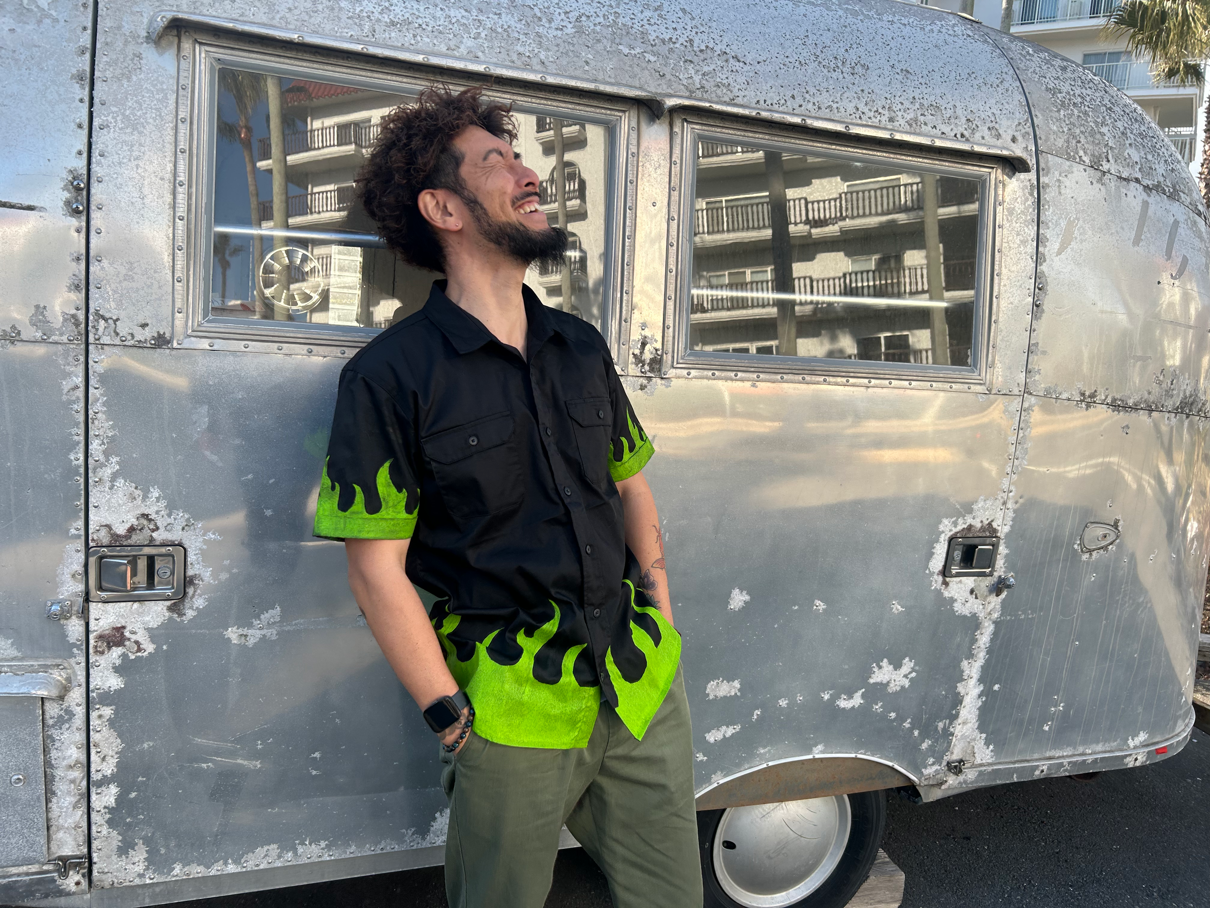 手書き制作グリーンファイヤーワークシャツ