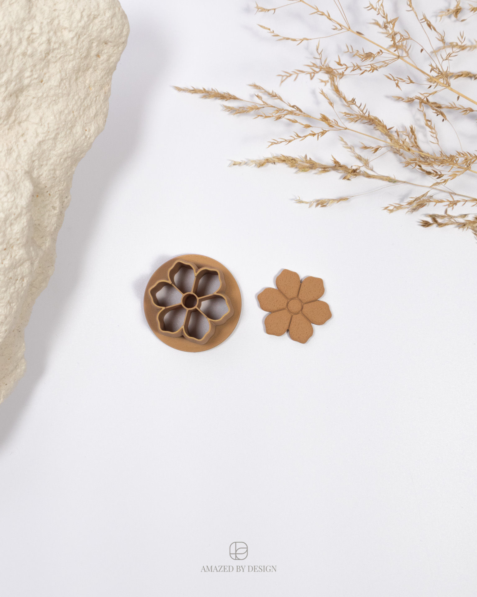 Emporte-pièce en forme de fleur pour la création de boucles d'oreilles en argile polymère.