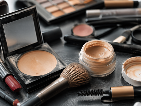 Como evitar contaminação bacteriana em maquiagens: fundamentos microbiológicos, riscos e estratégias de controle na indústria cosmética