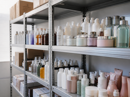 Armazenamento de Cosméticos: Boas Práticas para Evitar Contaminação e Perdas