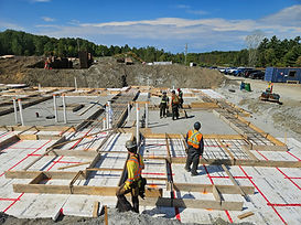 Semelles de béton en construction