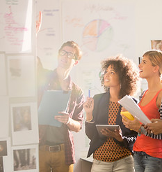 faire travailler ensemble