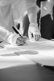 Signature du contrat de mariage par le couple de mariés