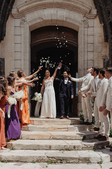 Sortie de cérémonie religieuse lors d'un mariage sur la Côte d'Azur