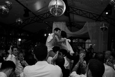 Couple d'amoureux profitant de leur soirée de mariage dans la salle de réception jusqu'au bout de la nuit