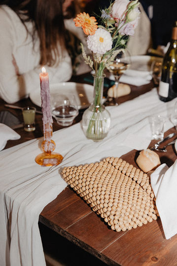 Décoration de table minimaliste et colorée, choisie avec soin