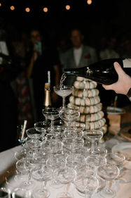Fontaine de champagne pour un dessert de mariage festif 