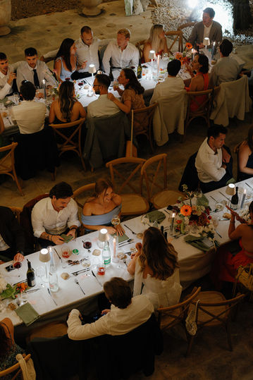 Diner de mariage sous les guirlandes guinguettes, dans une Mas en Provence