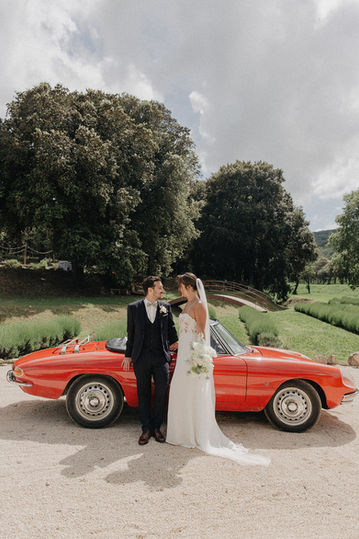 Voiture vintage pour le mariage en Provence, séance couple devant le champs de lavandes