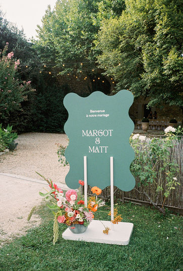 Panneau de bienvenue en vagues, sur pied, unique en Provence