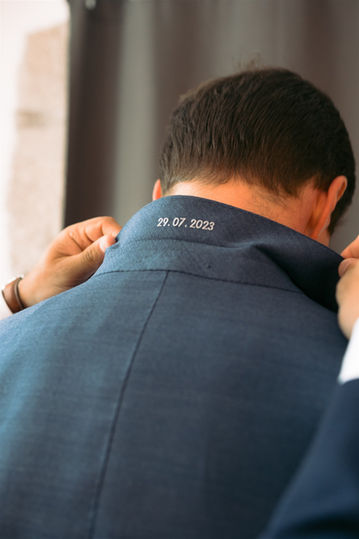 Costume personnalisé brodé pour son mariage dans le Var