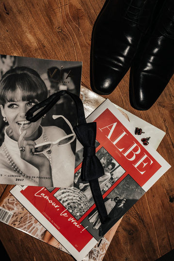 Flatlay avec les accessoires du futur marié