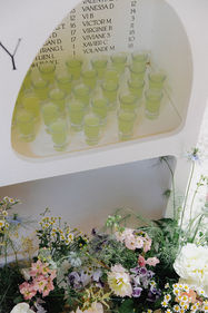 Plan de table en shooters de limoncello dans un meuble organique
