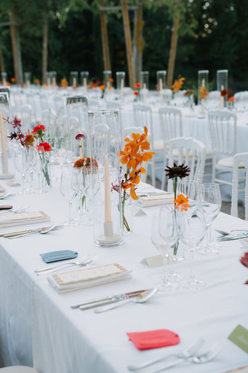 Table de réception en banquet, en plein air, avec une décoration minimaliste, pour une ambiance conviviale