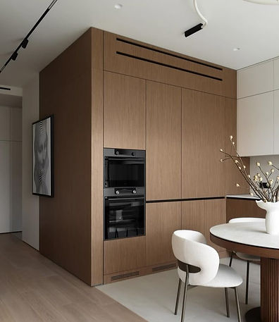 кухня з шафами під дерево