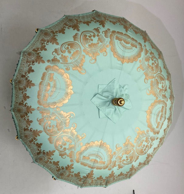 Thumbnail: Mint groen Balinese parasol met goud van boven