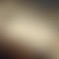 Alte Briefe und Schwarz-Weiß-Fotografien liegen auf einem Holztisch im warmen Licht – Symbol für persönliche Erinnerungen und Archive.