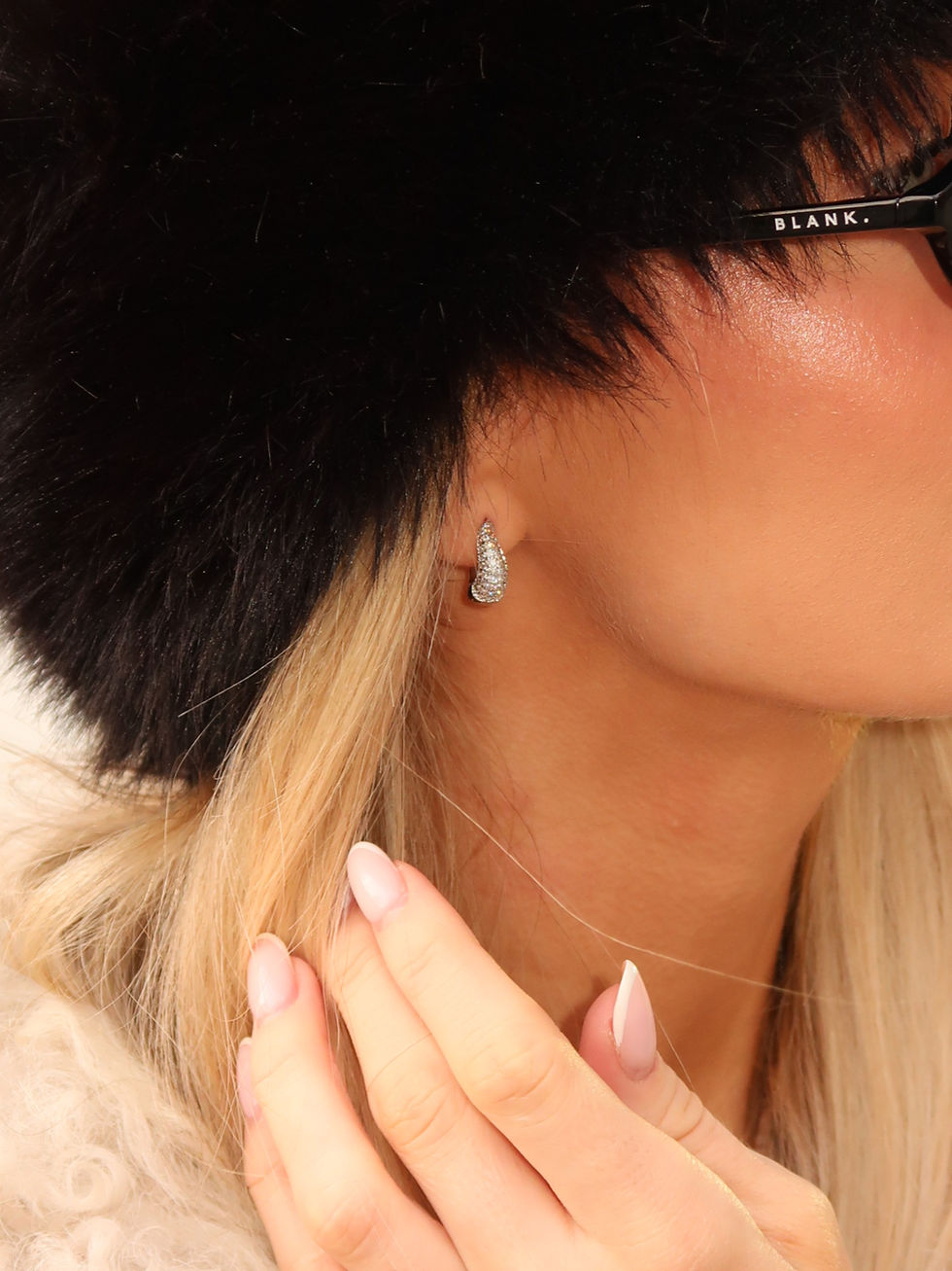 Thumbnail: DESIRE HOOPS CZ