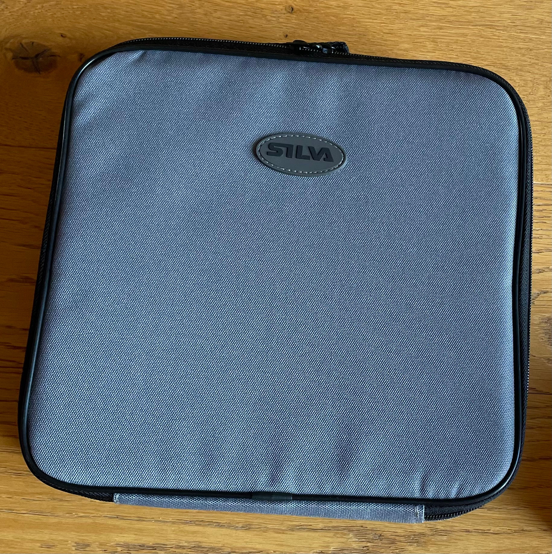 Boîte de rangements SILVA - pour 28 boussoles et accessoires