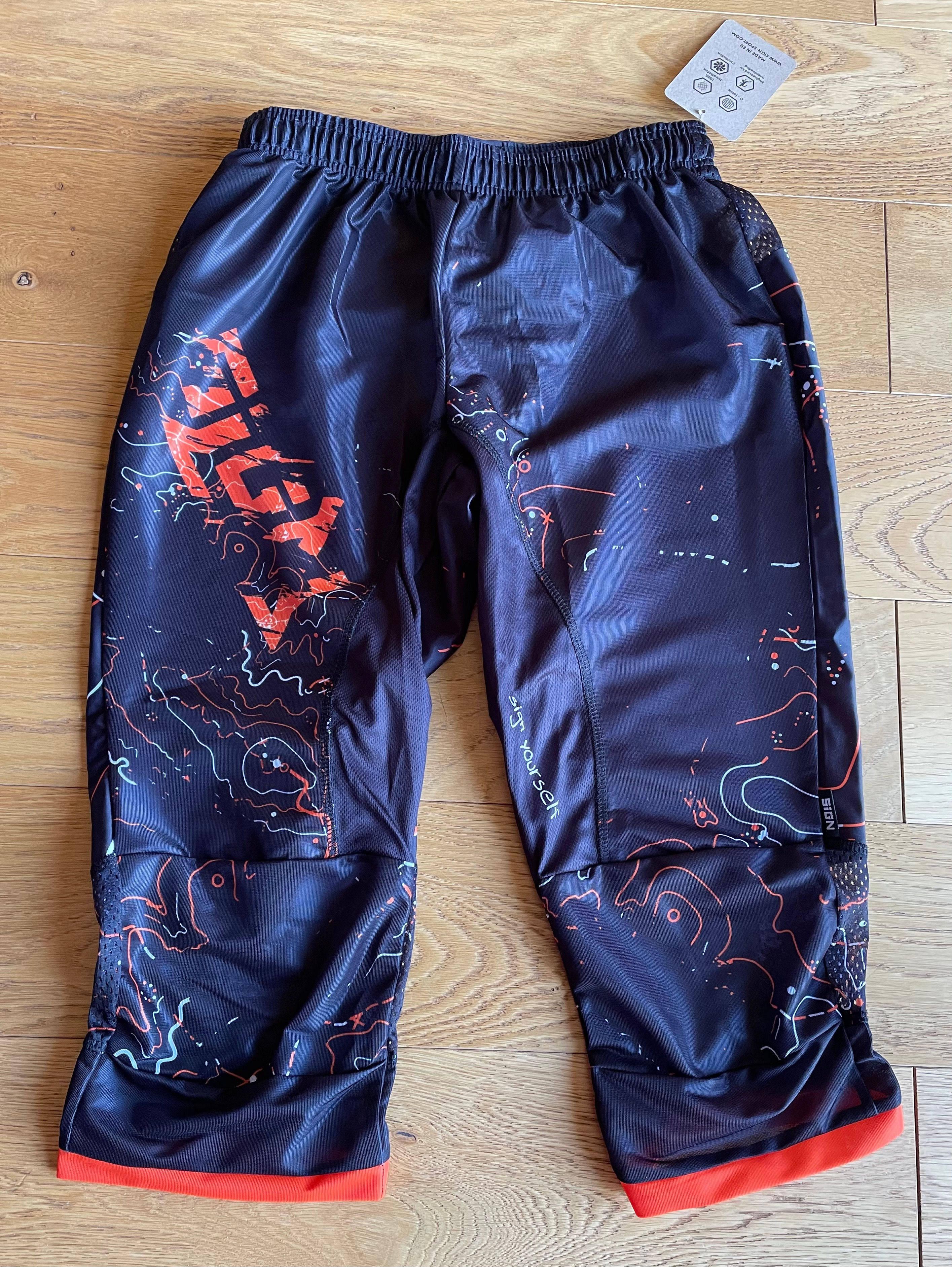 Pantalon PRO Pant Hybrid 3/4 SIGN Adulte noir et orange map