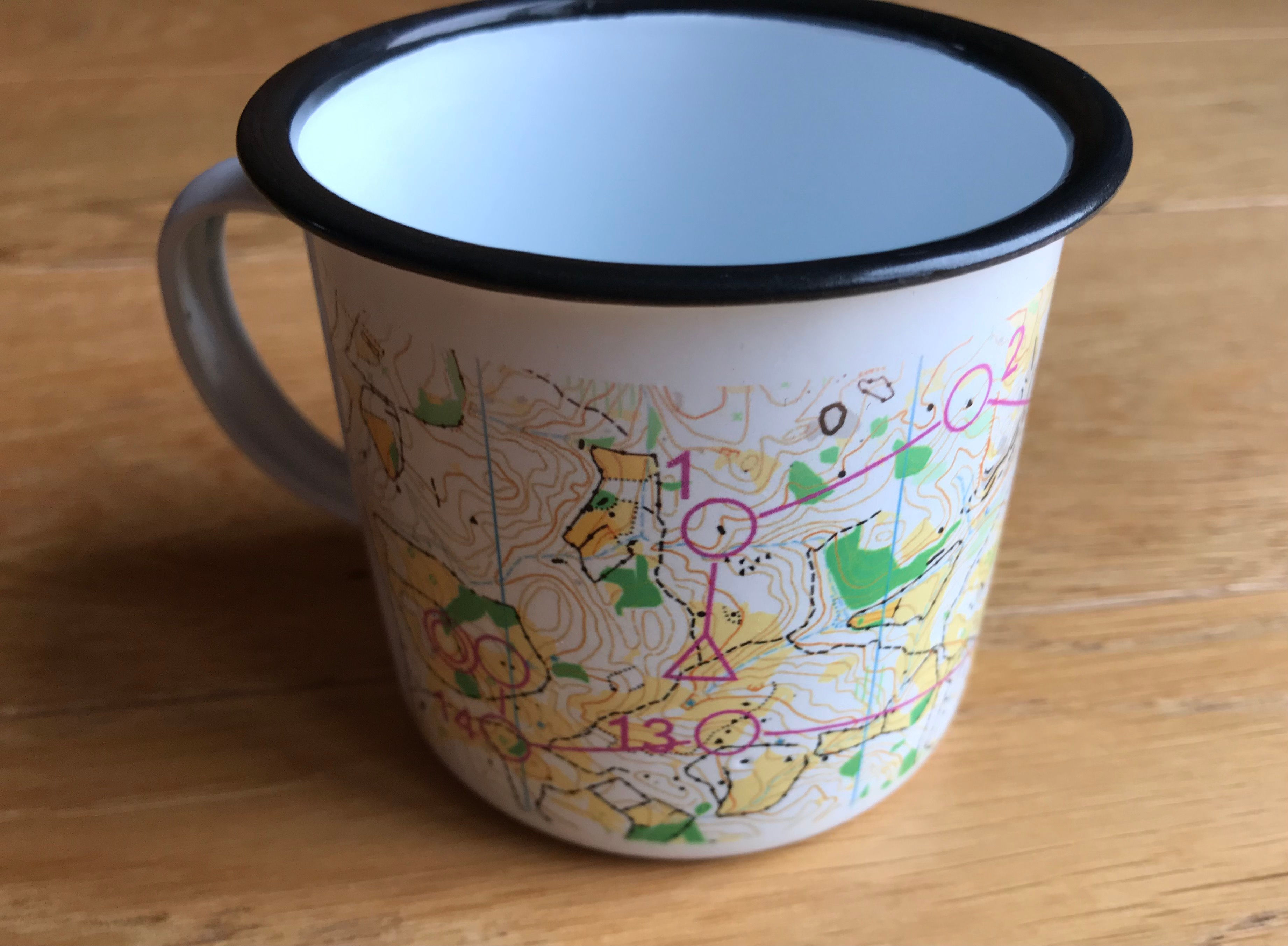 Mug en métal émaillé avec motif carte CO