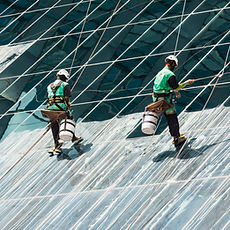 Limpadores de janelas trabalhando