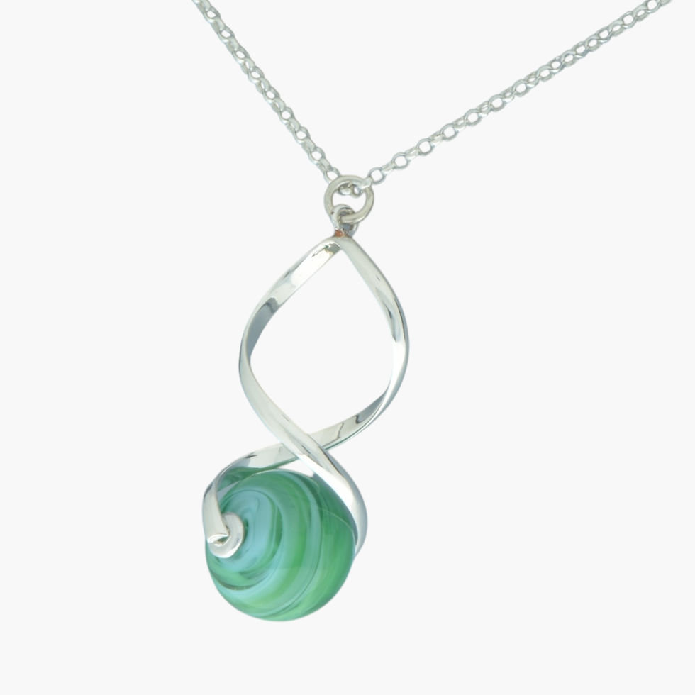 Miniaturebillede: Ladies green sea spiral pendant on silver chain