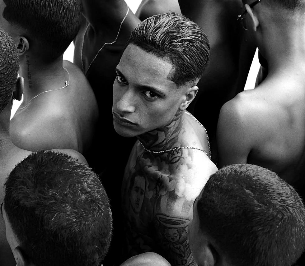 O rapper carioca Oruam, de 24 anos, alcançou um novo patamar em sua carreira ao ser destaque na capa da prestigiada revista britânica Dazed. A publicação não se limitou à capa, e o artista também estrela vídeos promocionais nas redes sociais da revista, solidificando sua presença no cenário internacional.