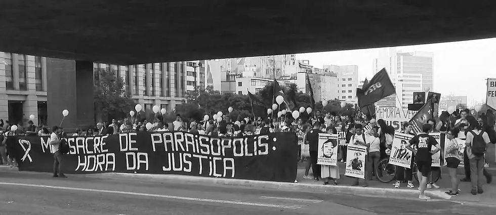O Massacre de Paraisópolis aconteceu em 1º de dezembro de 2019, durante um baile funk na comunidade de Paraisópolis, zona sul de São Paulo. Nove jovens morreram pisoteados após uma ação violenta da Polícia Militar, que cercou e dispersou a multidão com bombas e tiros, provocando pânico. A operação foi duramente criticada por uso excessivo de força, racismo e repressão à cultura periférica.