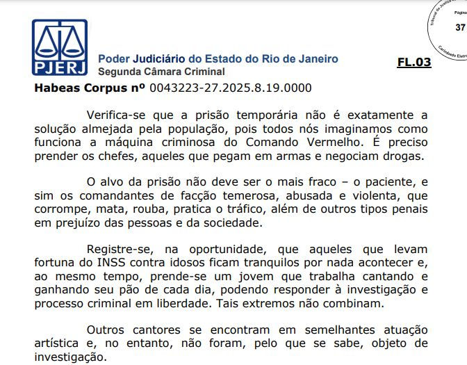 O desembargador Peterson Barroso mandou soltar MC Poze do Rodo, preso por suspeita de associação ao tráfico. Ele considerou a prisão desproporcional, sem provas concretas, e criticou a forma humilhante como o funkeiro foi detido. 