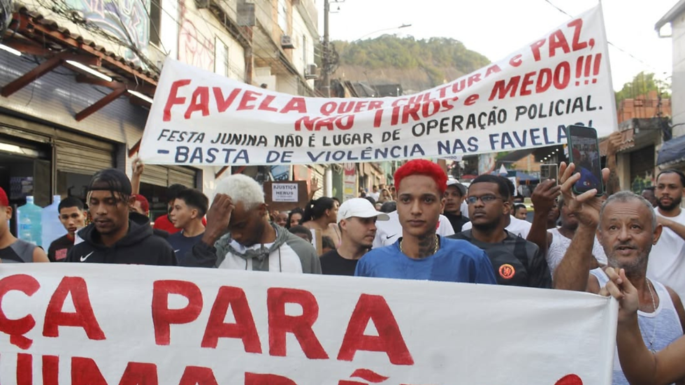 Durante uma operação do BOPE em uma festa junina no Morro Santo Amaro, no Catete (RJ), o jovem Herus Guimarães, de 24 anos, foi baleado e morreu. Ele comprava um lanche quando foi atingido. A ação gerou protestos de moradores e do rapper Oruam, que pedem justiça e denunciam a violência policial.