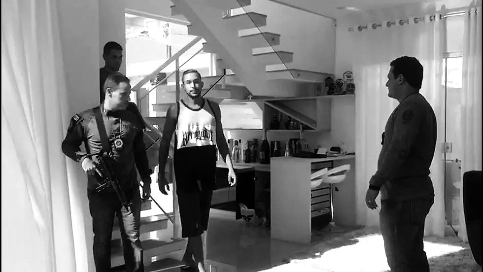 MC Tikão (2017): O funkeiro Fabiano Batista Ramos, conhecido como MC Tikão, foi preso sob a acusação de auxiliar na fuga do traficante Rogério 157 da Rocinha durante uma operação das Forças Armadas.