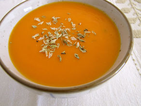 Sopa de tomate e orégãos