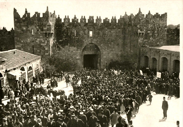 jerusalem-porte de damas-manifestation arabe-8 mars 1920.jpg