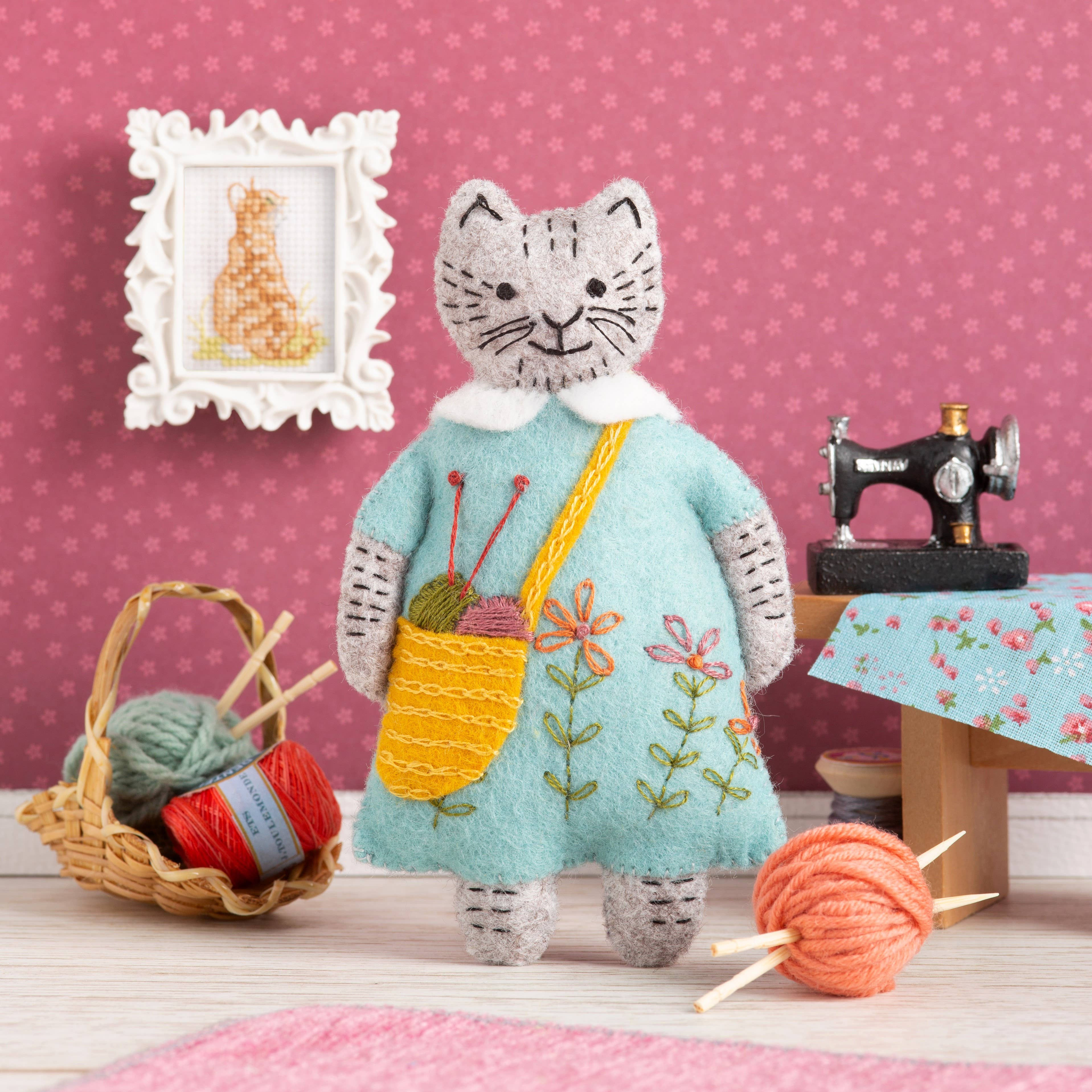 Mrs. Cat Loves Knitting Felt Craft Kit - Corinne Lapierre