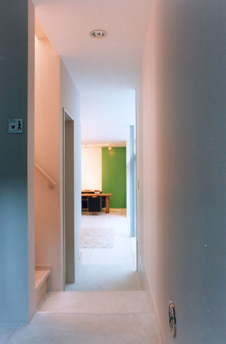 エントランスから見るリビング