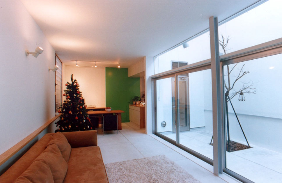 中庭につながるリビング