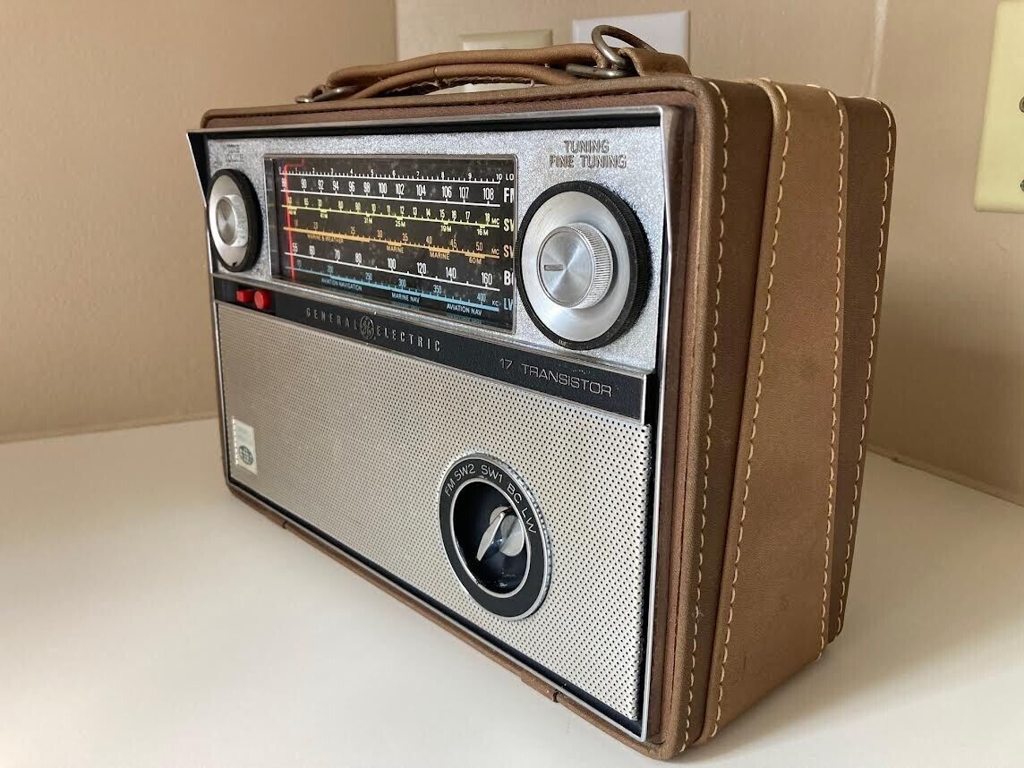 General Electric Transistor 17 Short Wave & FM Radio