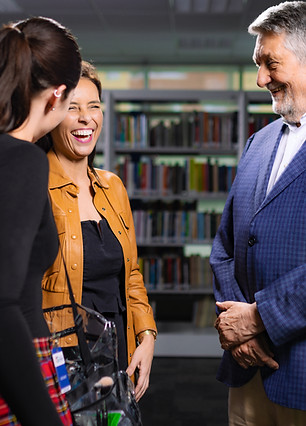Entrevistados sorrindo antes da gravação.