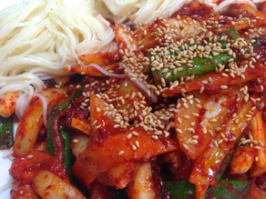 Nakji Bokkeum: Sensasi Pedas Cumi yang Menggugah Selera