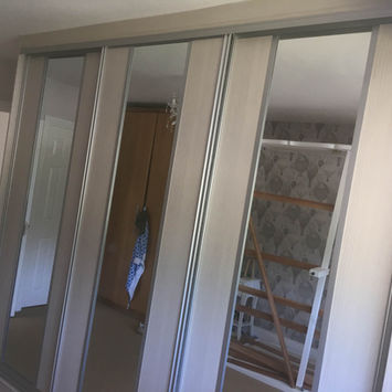 Four-door mirrored sliding wardrobe
