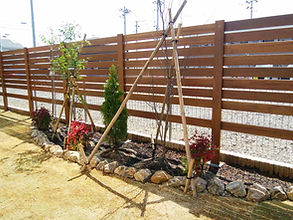 Case17：仙台市 外構工事｜ハードウッドで作った木製フェンスとミニ花壇のお庭