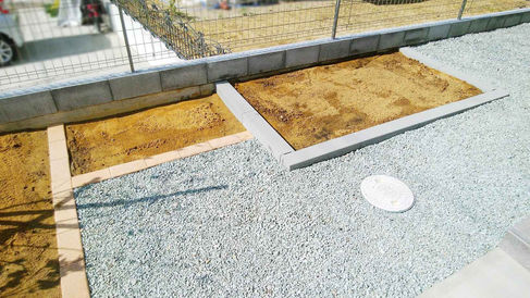 外構工事後(駐車場脇):防草シート+砂利で雑草対策もバッチリ。ミニ花壇と家庭菜園も追加。